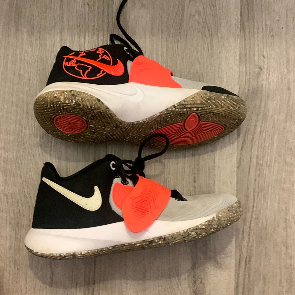Nike Kyris basketball ball shoes size 5.5 youth